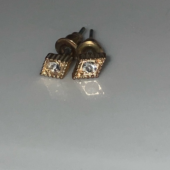 Jewelry - Diamond shaped Goldtone studs with crystal